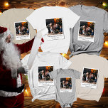Camiseta Triblenda Imagen personalizada de la familia Guay Vintage Ch<br><div class="desc">Celebra la temporada navideña con un toque nostálgico en nuestra "Personalized Family Picture Guay Vintage Christmas" Tri-Blend Shirt. Perfecto para los amantes del ambiente retro, esta camiseta transforma tu foto familiar favorita en un artículo atemporal de ropa de vacaciones. Ya sea que esté buscando un grupo para una reunión festiva...</div>