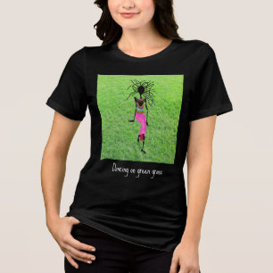 Camiseta Triblenda Impresionante, bailando sobre el Cojín decorativo 