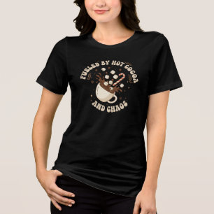 Camiseta Triblenda Impulsado por Chocolate Caliente y Caos divertida
