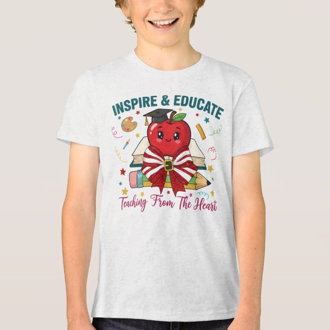 Camiseta Triblenda "Inspire & Educate Teacher T-Shirt – Cute Apple (Anverso)