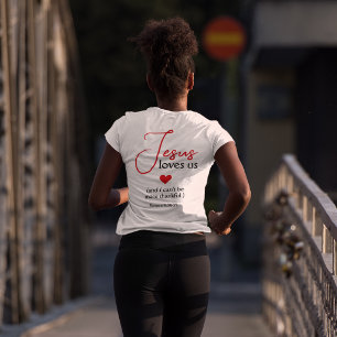 Camiseta Triblenda Jesús Nos Ama Corazón Rojo Escritura