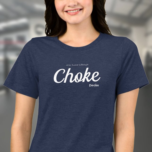 Camiseta Triblenda Jiu Jitsu Choke Dealer Arte Suave de mujer (Navy blue BJJ tshirt worn be female model in a gym.)