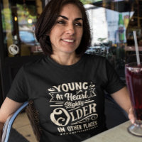 Joven en el corazón ligeramente mayor en otros lug