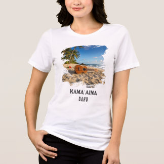 Camiseta Triblenda Kamaʻaina Ukelele de Oahu en la playa de Hawaii