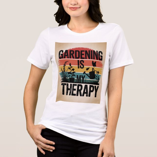 Camiseta Triblenda La jardinería es mi terapia con fondo dorado marró (Anverso)