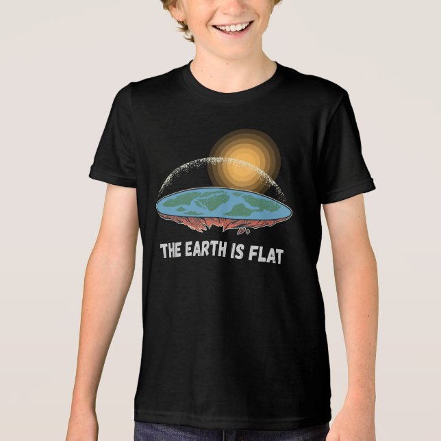 Camiseta Triblenda La Tierra Es Una Teoría Llanamente Humorística (Anverso)