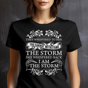 Camiseta Triblenda Le Susurraron Que Susurraba Que Yo Soy La Tormenta