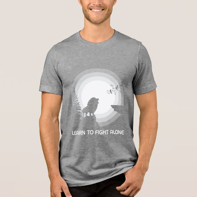 Camiseta Triblenda Learn to Fight Alone – Lion Under Moonlight (Anverso)
