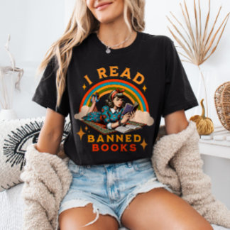 Camiseta Triblenda Leí Libros Prohibidos Leyendo Chica Retro Arcoiris