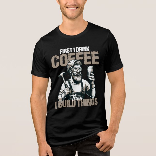 Camiseta Triblenda Lo Divertido Es Tomar Café Antes Que Construir Cos (Anverso)