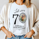 Camiseta Triblenda Look Who's Setenta Photo 70th Birthday<br><div class="desc">La graciosa camiseta de 70 años muestra un divertido dicho "Mira quién tiene 70 años" con un giro inteligente - una foto personalizada en lugar de cero. Rodeada por un marco de dibujo de un doodley, esta camiseta marca la pauta para una celebración animada. Además, viene con una plantilla de...</div>