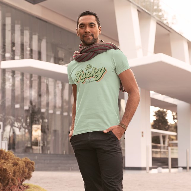 Camiseta Triblenda Lucky Vibes Retro Typography St. Patrick Design (Subido por el creador)