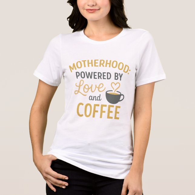 Camiseta Triblenda Maternidad: Impulsada por el amor y el café - Mola (Anverso)
