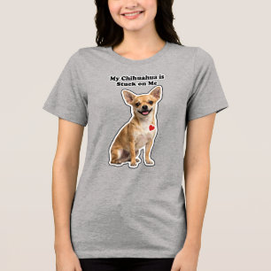 Camiseta Triblenda Mi Chihuahua Está Pegado A Mí Amante De Los Perros