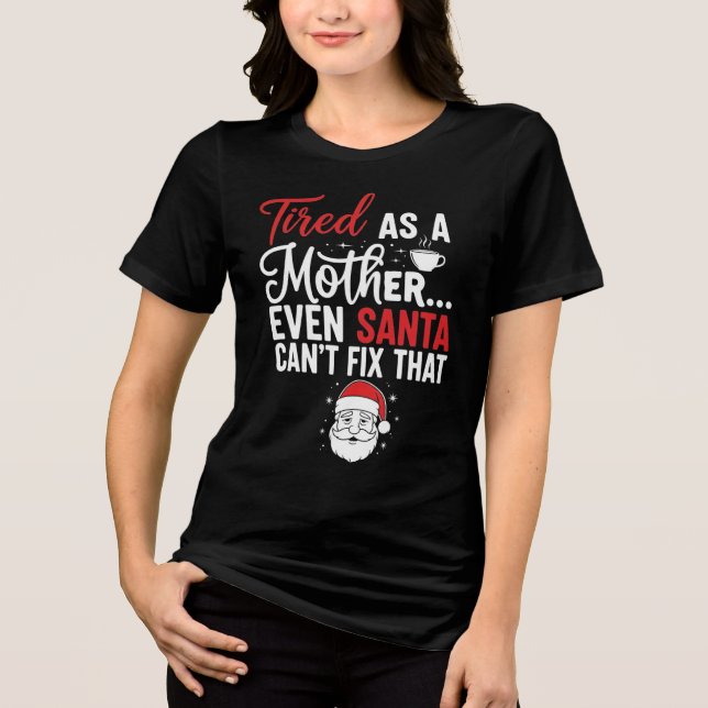 Camiseta Triblenda Minimal Tired Mom Christmas Typography Tee (Anverso)
