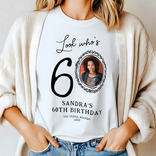 Camiseta Triblenda Mira quién es el cumpleaños número 60 de la foto (Subido por el creador)