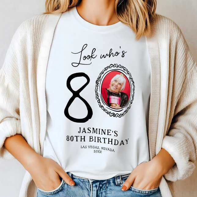 Camiseta Triblenda Mira quién es el cumpleaños número 80 de la foto (Subido por el creador)
