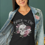 Camiseta Triblenda Moda de cráneo floral de novia o muerte Bacheloret<br><div class="desc">Nada grita "¡Lo hago!" como un boda gótico inspirado en Halloween. Nuestra hermosa camiseta de la ducha de novia Bride o Die incluye nuestro propio cráneo de color de agua pintado a mano junto con nuestras hermosas flores góticas rojas, rosadas y negras pintadas a mano. Añade tu monograma mostrado en...</div>