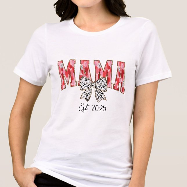Camiseta Triblenda Moda Red and Pink Coquette Bow Mama (Chic brushstroke “Mama” shirt with glitter accents, a coquette bow, and custom “Est. [Your Year].”)