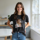 Camiseta Triblenda Modern Minimal Grad Typography Class de 2022 Photo<br><div class="desc">Diseño moderno y atrevido de tipografía de moda que organiza de manera única las palabras "GRAD" y "2022" para crear esta elegante clase tipográfica de diseño de camisetas de 2022. Personalizar con el nombre de Grad, foto de grado, y el año. Nota: los colores se pueden cambiar fácilmente para adaptarlos...</div>