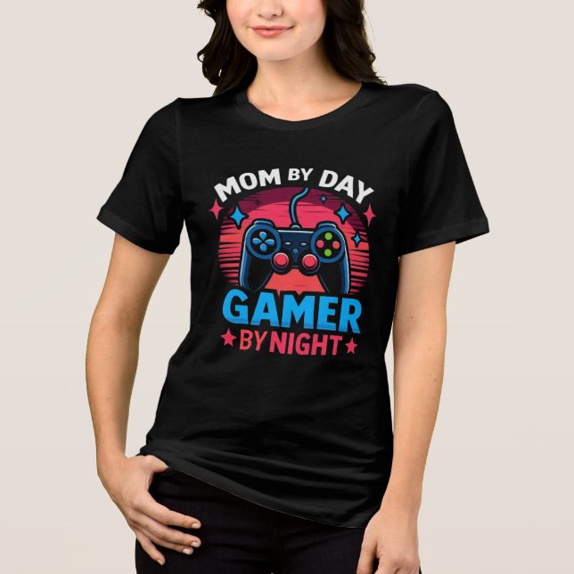 Camiseta Triblenda Mom By Day Gamer By Night: Retro Controller Sunset (Anverso)