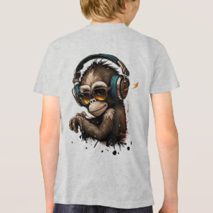 Camiseta Triblenda Mono llevando gafas y audífonos en oídos