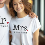 Camiseta Triblenda Monograma de la Sra. Vintage Black Personalized Bo<br><div class="desc">La camisa de apellido del personalizado para la señora o futura señora presenta un texto de estilo de máquina de escribir de color negro con acento rojo cardíaco. Visita nuestra tienda para ver la camiseta del Sr. que hacen un regalo único para el boda, y perfecto para que la pareja...</div>