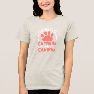 Camiseta Triblenda Motivated by Caffeine and Canines• Dog Mom T-Shirt