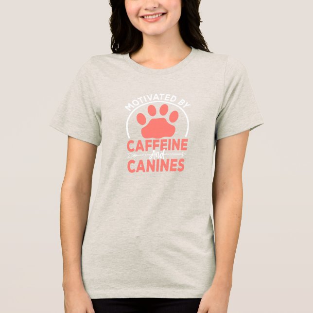 Camiseta Triblenda Motivated by Caffeine and Canines• Dog Mom T-Shirt (Anverso)