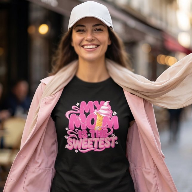 Camiseta Triblenda My Mom Is The Sweetest – Cute Ice Cream (#MomGift #MothersDay #IceCreamArt #SweetestMom #PopArtTshirt #HotPinkDesign #CuteTypography )