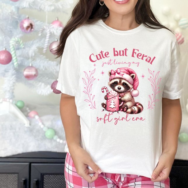 Camiseta Triblenda Navidades rosados Chicas de Raccoon curos pero fer (Cute Christmas t-shirt gift idea for Women, cute but Feral)