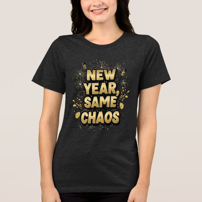 Camiseta Triblenda New Year, Same Chaos – Funny Party T-Shirt (Anverso)