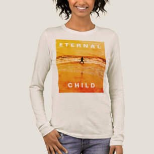 Camiseta Triblenda "Niño Eterno" Foto de Chica en Olas con Tono Sepia