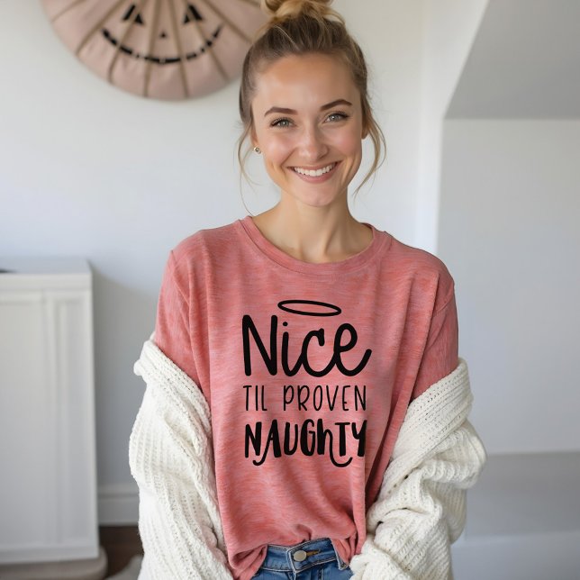 Camiseta Triblenda Niza hasta probada traviesa | Navidades de texto d (Nice Til Proven Naughty | Fun Black text Christmas Tri-Blend Shirt)