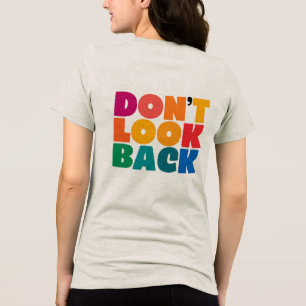 Camiseta Triblenda No mires atrás la tipografía colorida femenina
