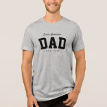 Camiseta Triblenda Nombre de familia simple y deportivo de Team dad d<br><div class="desc">Diseñado para coordinar con la colección de ducha de bebé del portón trasero Lea Delaveris Design, esta camisa de papá del equipo es un regalo perfecto para un padre nuevo. También es genial para usar en la ducha de bebé, este diseño de camisetas deportivo incluye un "nombre de equipo" en...</div>