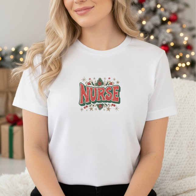 Camiseta Triblenda Nurse Christmas T-Shirt (White t-shirt with festive red and green “Nurse” text surrounded by holly Christmas design)