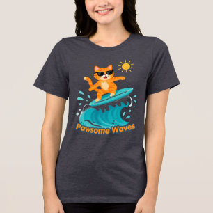 Camiseta Triblenda Olas Impresionantes Gato Rojizo Surfista con Gafas