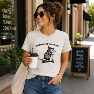 Camiseta Triblenda Oposum en Scooter Preparándose para Travesuras