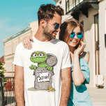Camiseta Triblenda Oscar el grito de la pandilla<br><div class="desc">¡Muestra tu amor por Oscar el Grupo con este "Scram!" Camiseta con el icónico personaje de Plaza Sésamo. El diseño resalta el gruñón encanto de Oscar con texto audaz y su famosa expresión,  lo que lo hace una elección divertida y lúdica para los fans de todas las edades.</div>