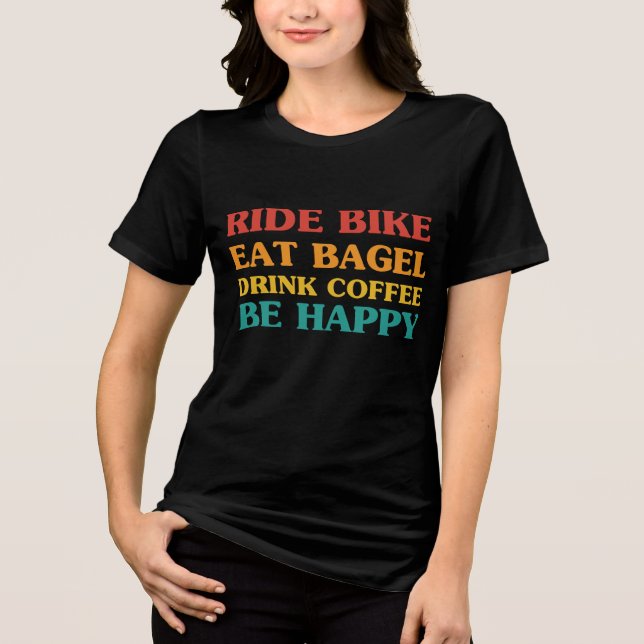 Camiseta Triblenda Paseo En Bicicleta Comer Café Bagel Bebe Ser Feliz (Anverso)
