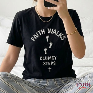 Camiseta Triblenda Pases de fe, pasos torpes: huellas divertidas de C