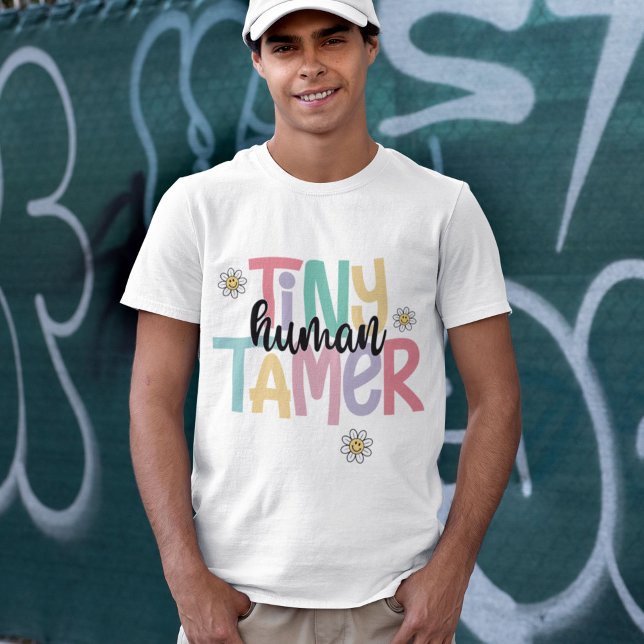 Camiseta Triblenda Pequeño Tamer humano colorido texto manuscrito (Subido por el creador)