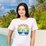 Camiseta Triblenda Personalizable Isla Tropical Palm Trees<br><div class="desc">Estas elegantes camisetas personalizadas de mujeres con puesta de sol en la playa tropical cuentan con 3 palmeras en forma de silueta frente a un cielo naranja y azul acentuado con amarillo y verde en la costa. Personalizar para un gran viaje en familia, manténgase atento para su escapada costera de...</div>