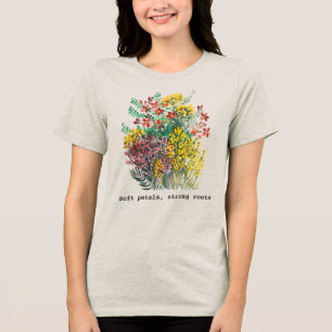 Camiseta Triblenda Pétalos suaves, raíces fuertes, flores a la acuare
