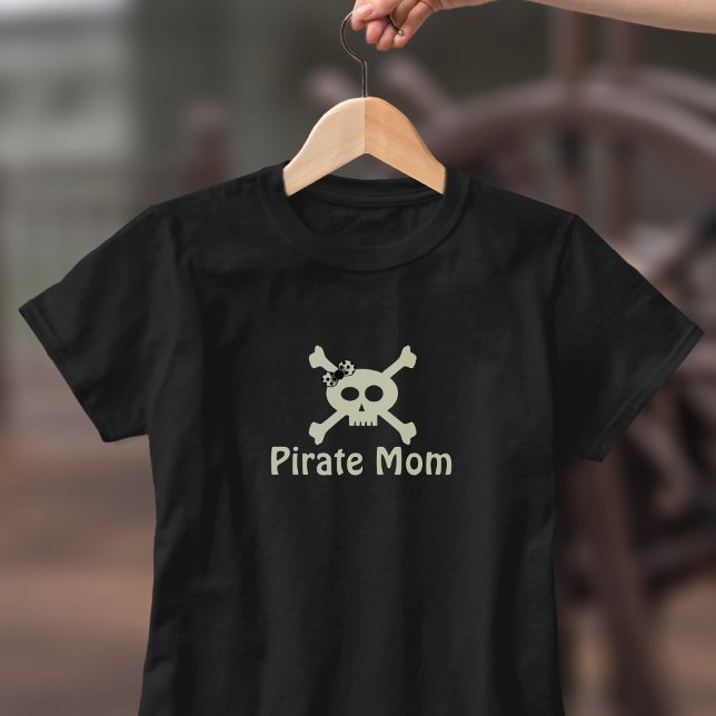 Camiseta Triblenda Pirate Mom Skull Crossbone Halloween T-Shirt (Yarr! Pirate Mom Shirt! It's arrrr-fully adorable!)