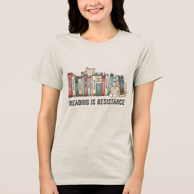 Camiseta Triblenda Reading Is Resistance Cat & Books T-Shirt (Anverso)