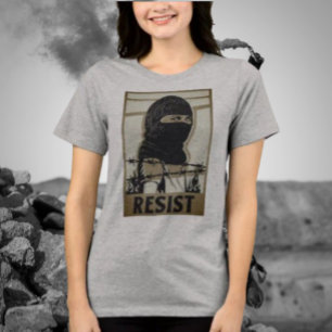 Camiseta Triblenda Resistir a una mujer en una máscara de esquí