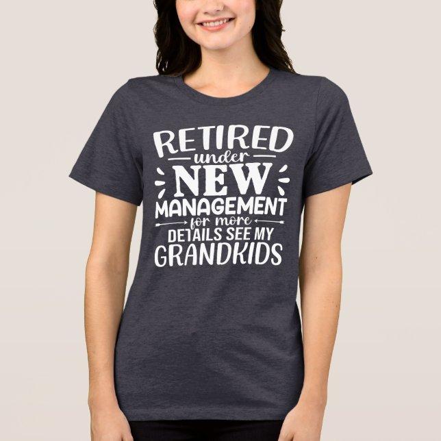 Camiseta Triblenda Retired Under New Management Funny Grandma (Anverso)