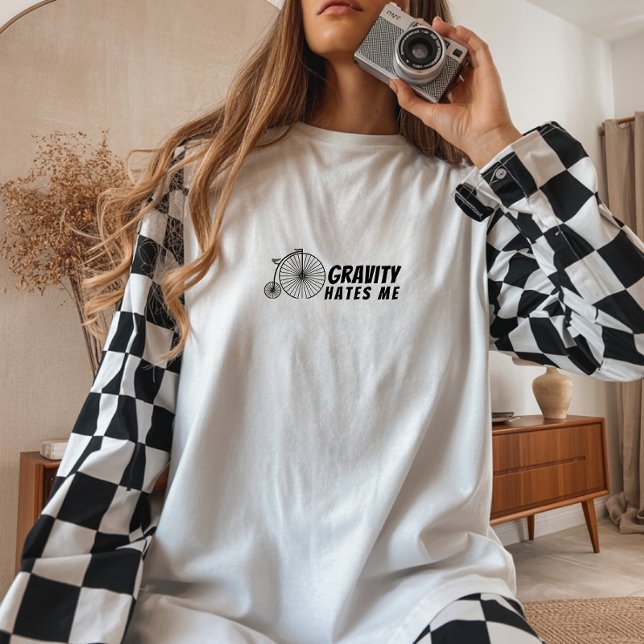 Camiseta Triblenda Retro bike Girl Irony black (This women's shirt features a retro bike graphic paired with the humorous phrase "Gravity Hates Me" )